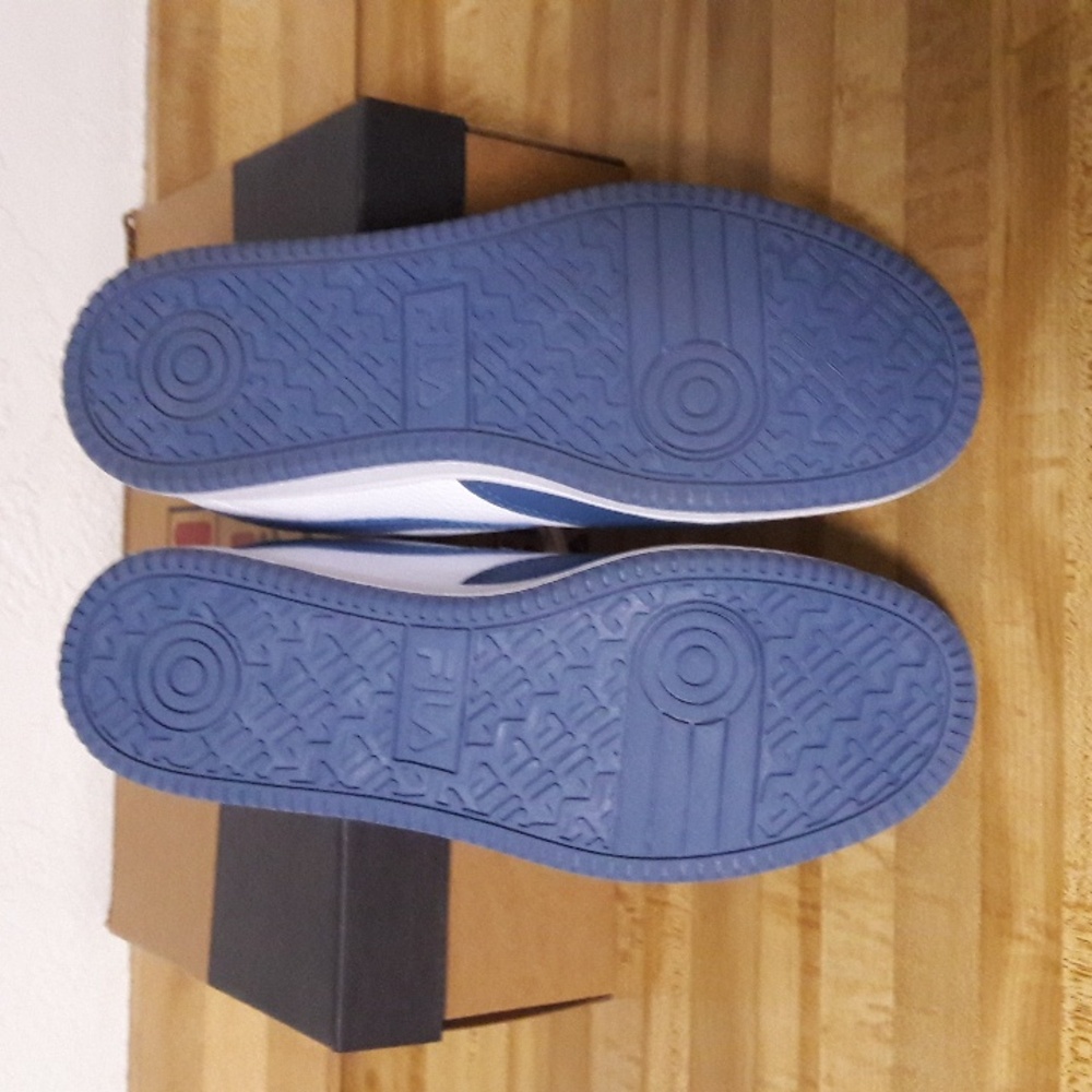 NWT "Fila" A-LOW Woman's Sneakers Size 8 or 9 - Picture 4 of 5